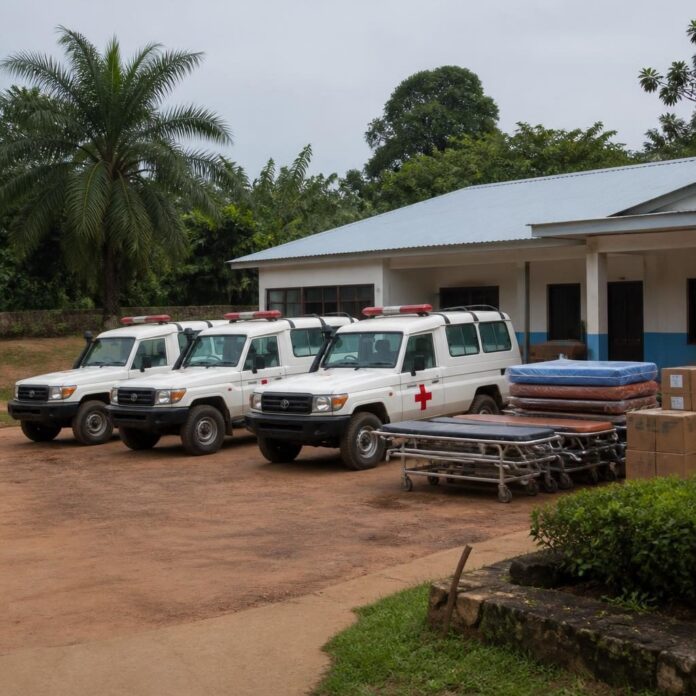 Ambulances et equipements medicaux remis par l'Ouganda a la zone de sante d'Aru en Ituri pour la riposte Ebola