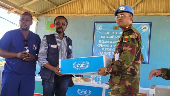 Casques bleus de la MONUSCO sensibilisant les communautés à Jipi sur les mesures de prévention contre Ebola