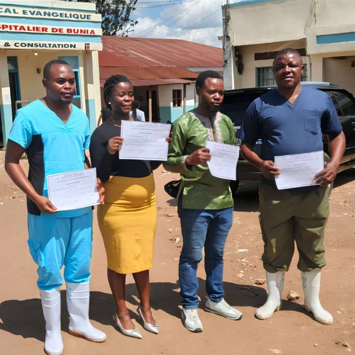 Conférence de presse avec micros et carte de la RDC en arrière-plan