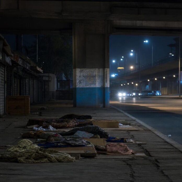 Enfants dormant sous un pont urbain pres d’un marche dans la capitale congolaise