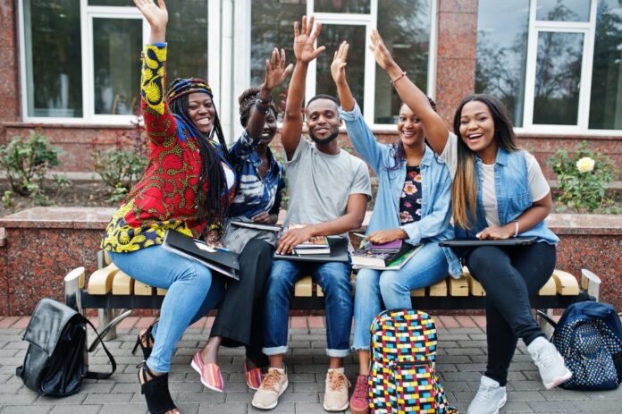 Bannière du programme Jeunes Talents Engen DRC 2026 sur fond de station-service