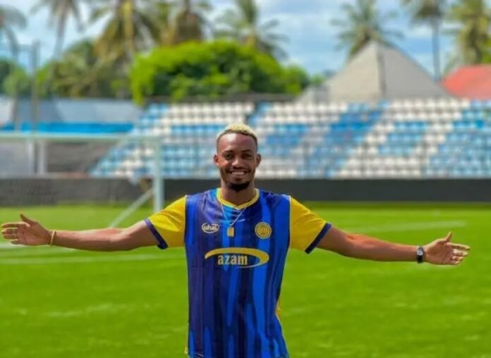 Enoch Molia, joueur de football congolais, posant avec le maillot de l'Azam FC