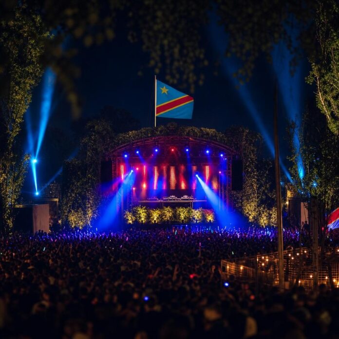 Master Virus aux platines lors des Eurockéennes de Belfort, drapeau rd-congolais en fond