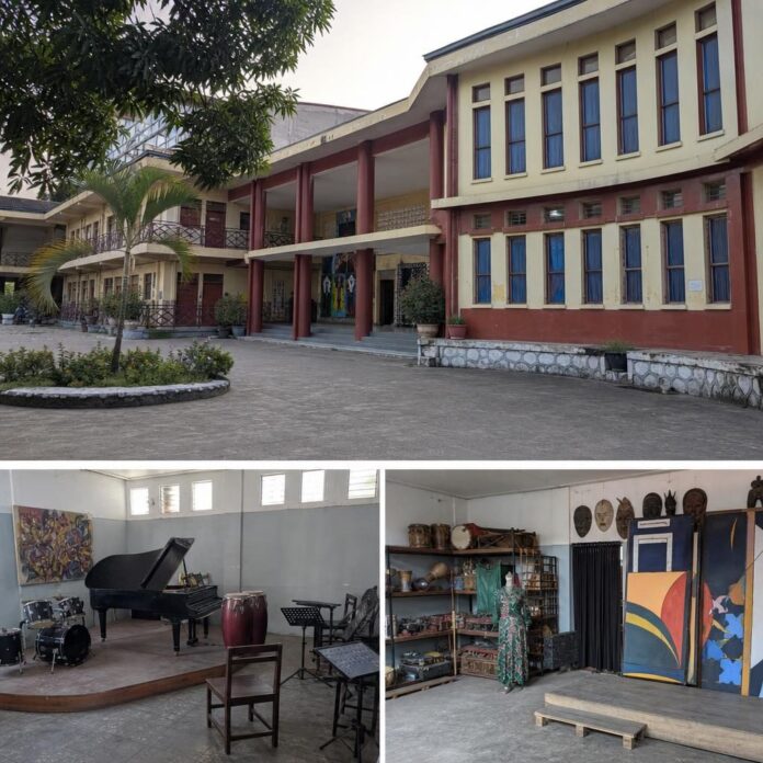 Facade d un institut artistique avec instruments de musique et espace de formation a Kinshasa