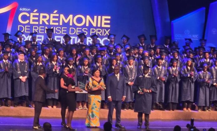 Président Tshisekedi remettant un prix d'excellence à un étudiant lors de la cérémonie Excellentia-RDC