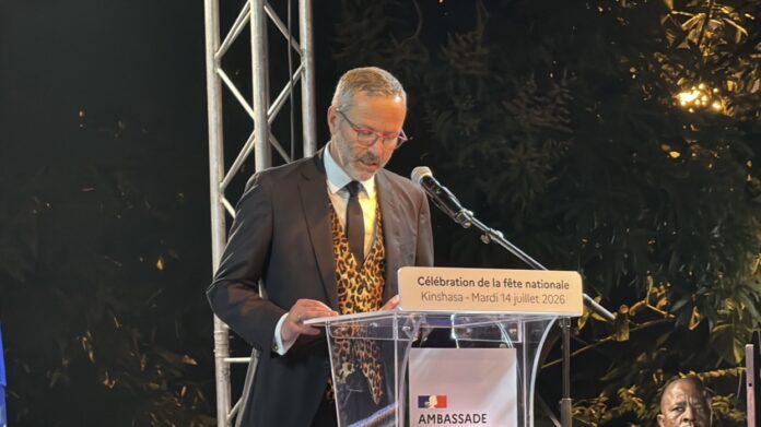 Ambassadeur Rémi Maréchaux s'adressant aux invités lors de la réception du 14 juillet à la résidence de France à Kinshasa