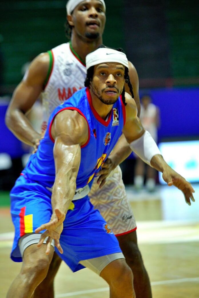 Joueurs de l'équipe de basket de la RDC célébrant une victoire sur le terrain