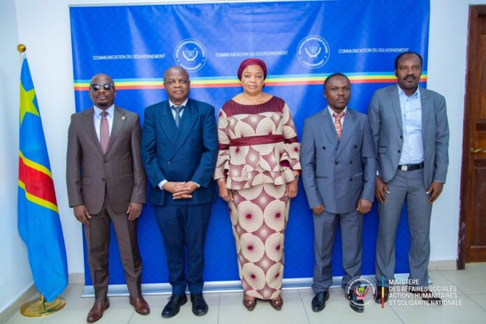 Minister discussing humanitarian aid with deputies