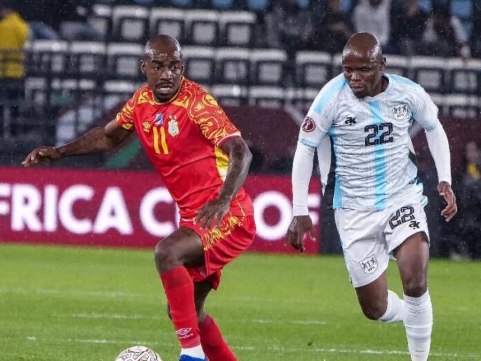 Terrain de football avec maillot des Léopards de la RDC et ballon au coucher du soleil