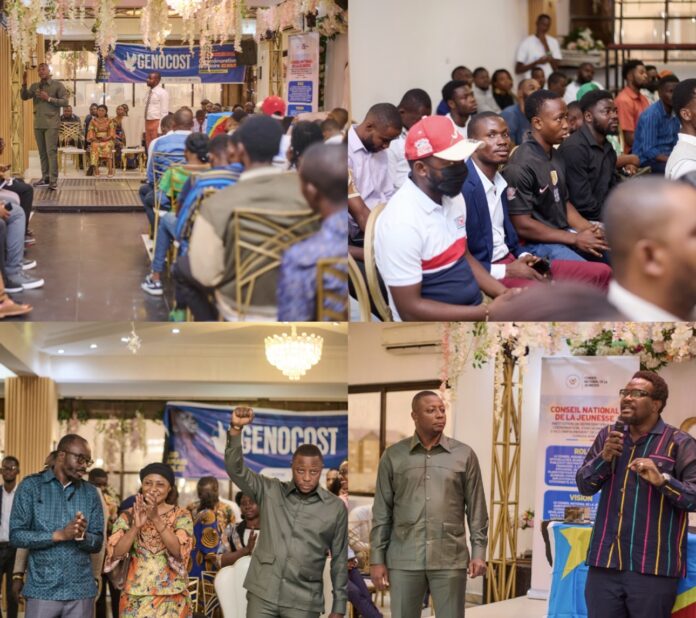 Jeunes participants levant la main lors des Académies de la Mémoire à Kinshasa