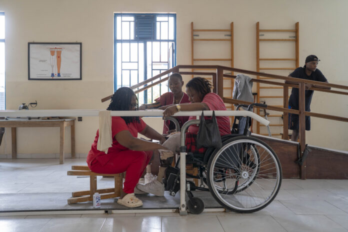 Femme marchant avec des prothèses dans un centre de rééducation à Goma