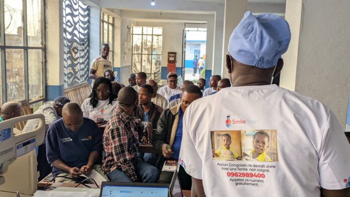 Enfant avec fente labio-palatine et personnel médical à l'hôpital Heal Africa Goma