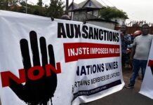 Manifestants pacifiques devant le quartier général de la MONUSCO à Goma avec un mémorandum