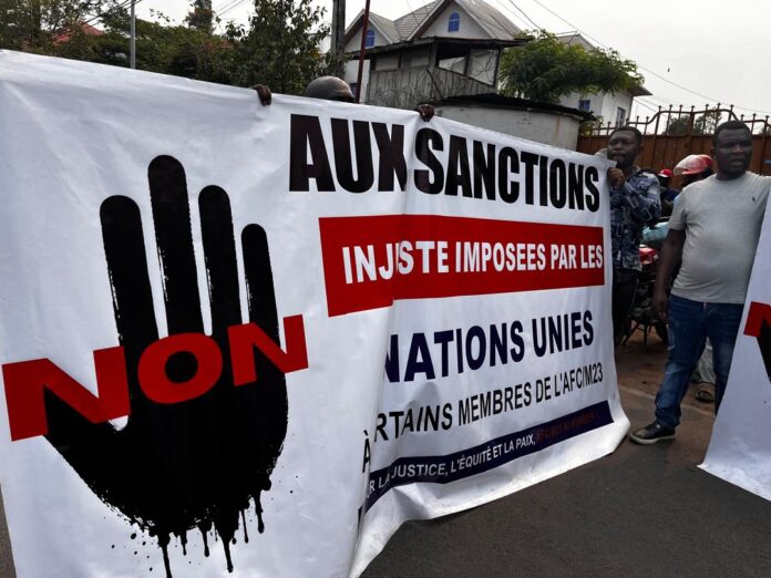 Manifestants pacifiques devant le quartier général de la MONUSCO à Goma avec un mémorandum