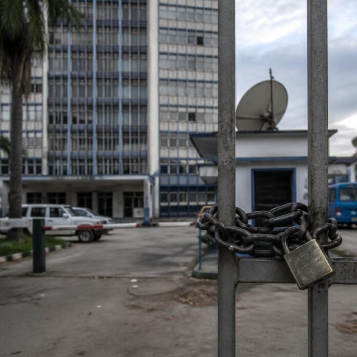 Travailleurs de la SCPT en grève devant le siège à Kinshasa