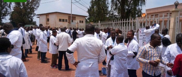Signature d'un accord entre le gouvernement et les syndicats de médecins dans une salle de réunion