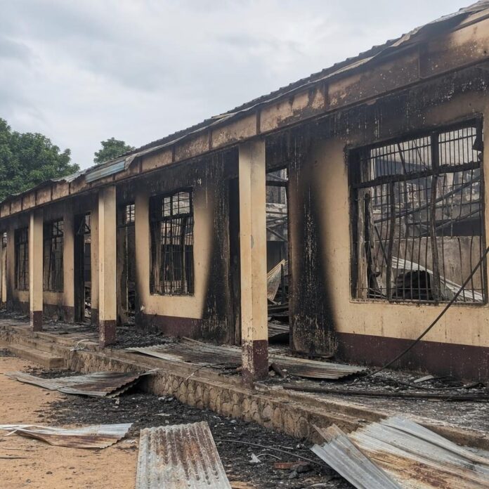 Bâtiments scolaires incendiés après publication des résultats de l'Examen d'État à Gungu
