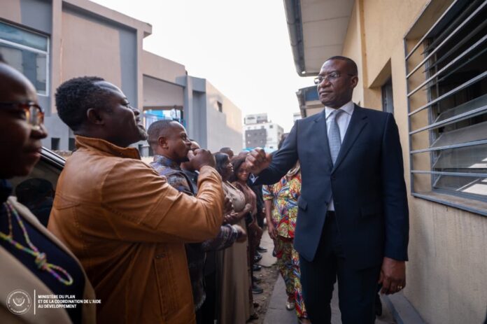 Ministre Guylain Nyembo discutant avec des agents du ministère du Plan à Kinshasa