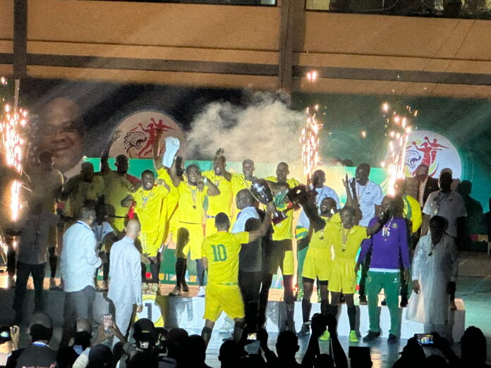 Joueurs de handball célébrant une victoire sur un terrain
