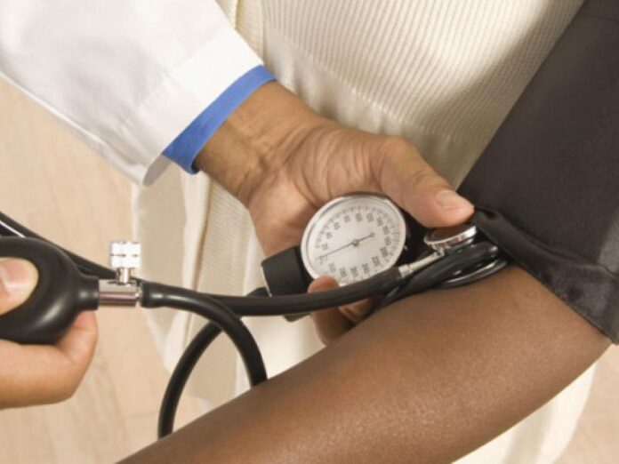 Hôpital public avec affiche de grève et personnel médical limité aux urgences