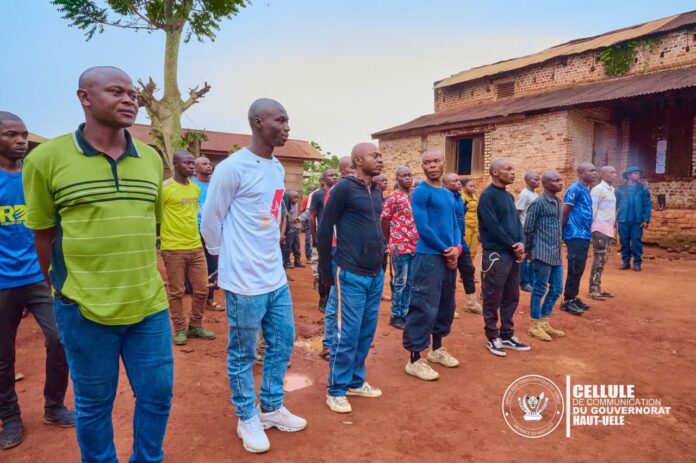 Gouverneur Jean Bakomito Gambu parlant aux recrues de la police à Wamba