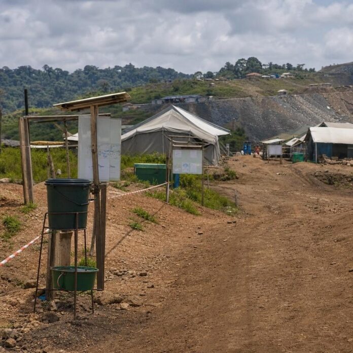 Équipe de riposte Ebola en zones minières avec équipement de protection