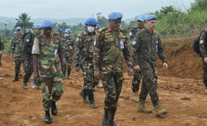 Casques bleus de la MONUSCO en patrouille à Mongbwalu avec véhicules blindés