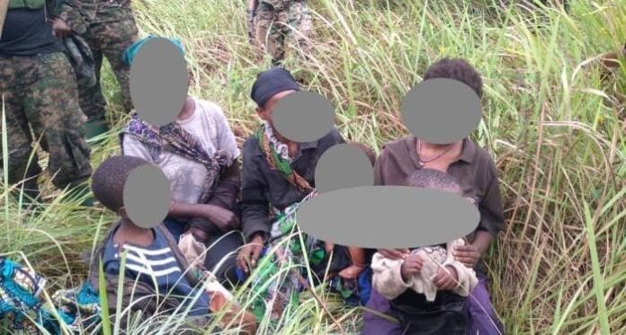 Zone forestiere pres d Alima en Ituri avec presence militaire diffuse apres la liberation de six enfants otages