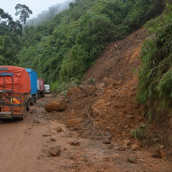Route bloquée par un éboulement de terre et de roches à Manje