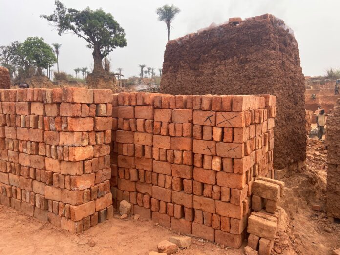 Piles de briques cuites alignées à la carrière de Nganza à Kananga