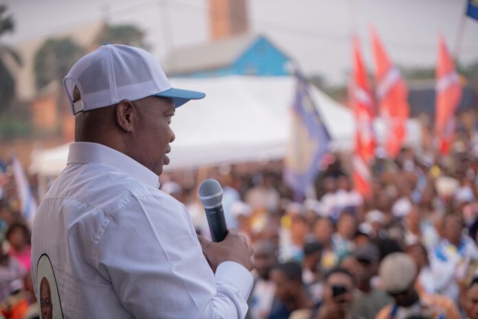 Foule assistant au meeting de Taupin Kabongo à Kananga