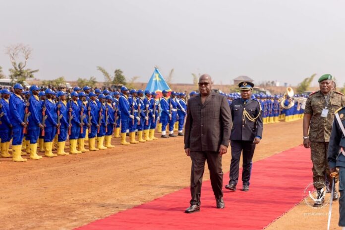 Centre de formation du Service national à Kaniama-Kasese avec de jeunes stagiaires en uniforme alignés pour la visite présidentielle