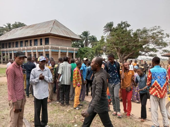 Enseignants du Kasai attendant leur salaire à la banque