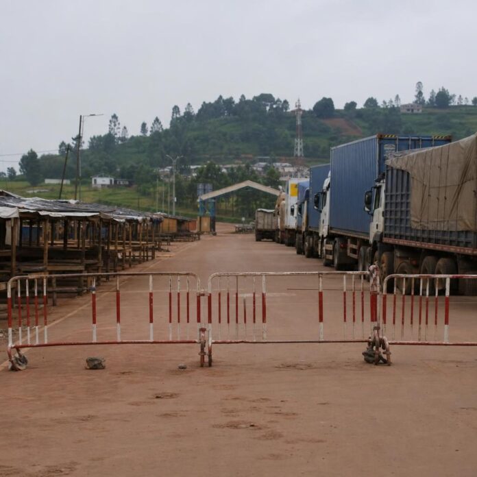 Barrière fermée à la frontière entre la RDC et l'Ouganda à Kasindi, avec peu de circulation et des étals vides