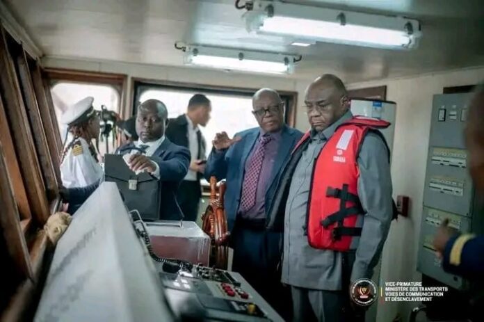 Baliseur Félix-Antoine Tshisekedi Tshilombo amarré au port de Kindu, avec officiels et bannière