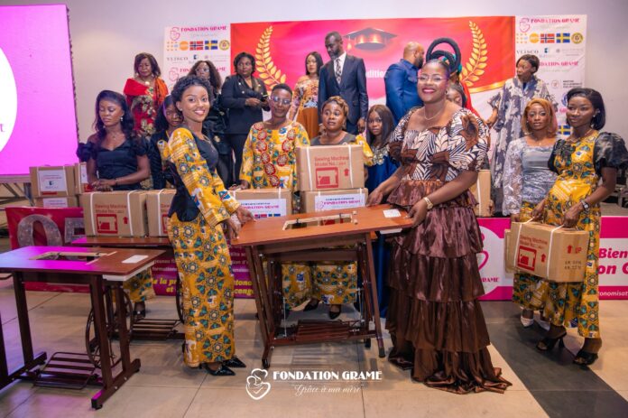 Bénéficiaires du programme GRAME avec leurs kits d'installation lors de la cérémonie de remise des brevets à Kinshasa