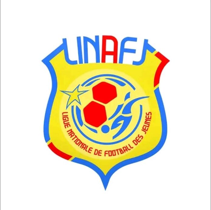 Jeunes joueurs de football sur un terrain à Kinshasa pendant un match U17