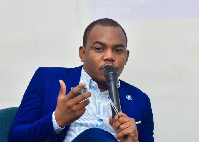 Jeunes militants d'Ensemble pour la République lors d'une réunion politique à Kinshasa