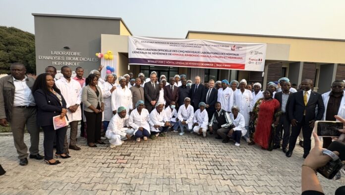 Bâtiment moderne d'un laboratoire médical à Kinshasa avec équipements et personnel soignant