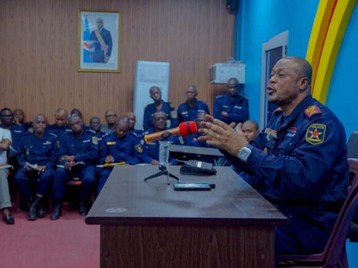 Commissaire provincial de la PNC s'adressant à des commandants de police à Kinshasa