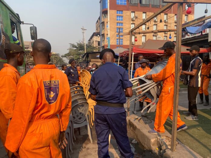 Agents de la police d'assainissement démantelant des constructions anarchiques sur l'avenue Triomphale à Kinshasa