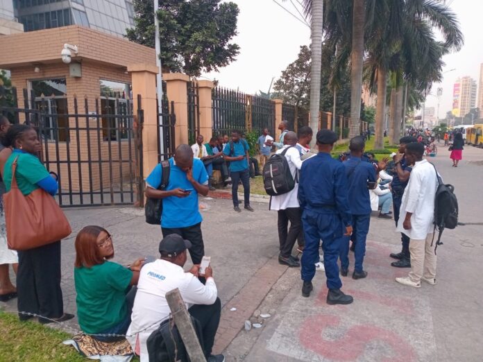 Médecins en blouse blanche lors d'un sit-in devant un bâtiment gouvernemental, arrosés par la police
