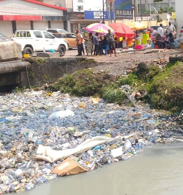 Rivière polluée à Kinshasa avec déchets plastiques et ordures ménagères