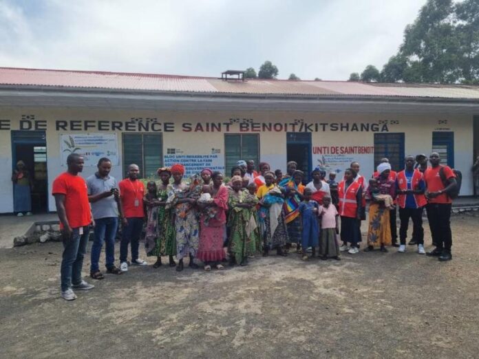 Collaborateurs Airtel Kitshanga aidant des mamans à sortir de l'hôpital