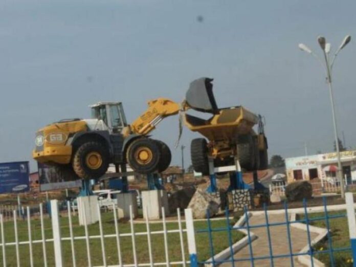 Bâtiment de la mairie de Kolwezi avec un panneau d'interdiction de rassemblement