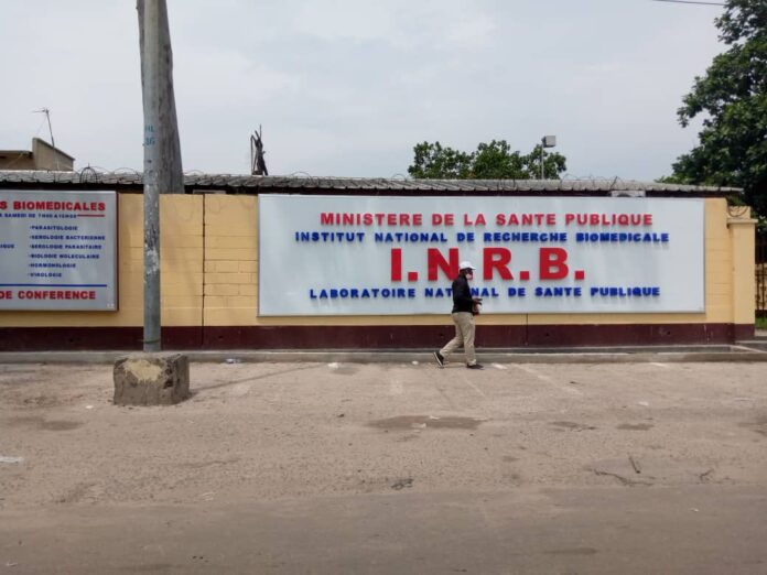 Directeur de l'AFD et professeur Muyembe devant l'INRB à Kinshasa