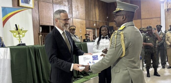 Cérémonie de remise des brevets aux officiers supérieurs de la 6e promotion de l'École de Guerre de Kinshasa