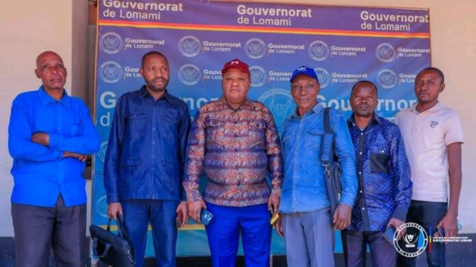 Réunion du vice-gouverneur avec les membres de la FEC autour d'une table