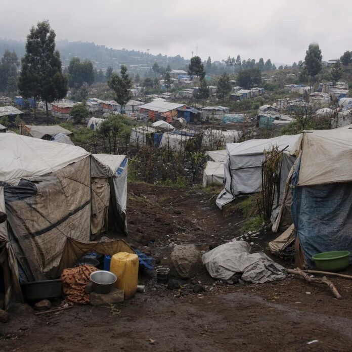 Camp de déplacés à Lubero avec abris précaires et absence de points d'eau