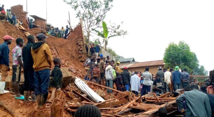 Maison en planches écrasée par des blocs de pierre sous la pluie